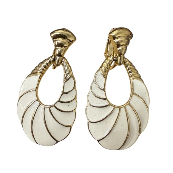 Vintage Trifari Clip On Gold and Cream Teardrop Earrings Shell Design - Picture 4 of 4